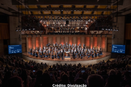 Foto de uma orquestra se apresentando no Festival de Inverno de Campos do Jordão.