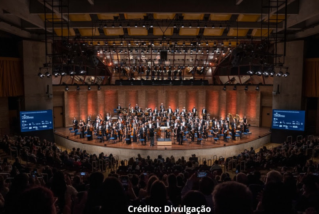 Foto de uma orquestra se apresentando no Festival de Inverno de Campos do Jordão.