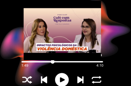 Imagem-montagem com banner de divulgação do podcast.