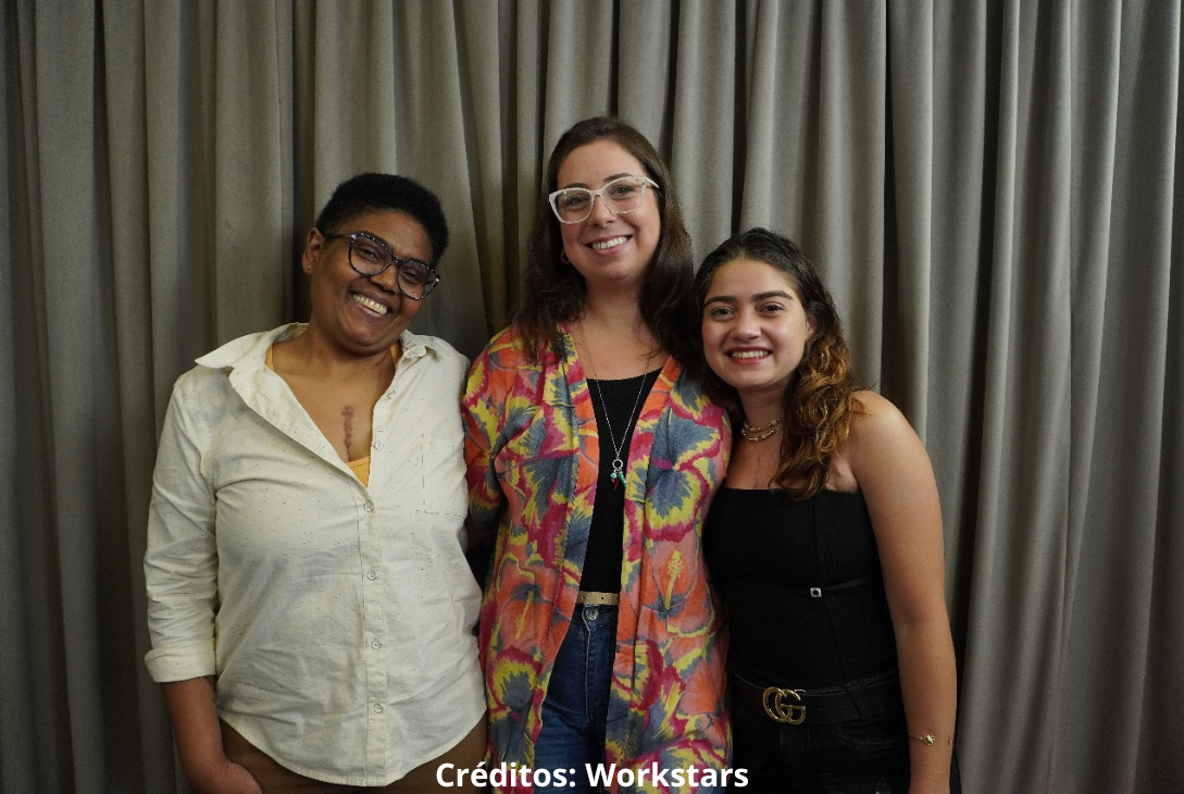 Foto de Andrea Rosa e Letícia Andrade com entrevistadora do podcast.