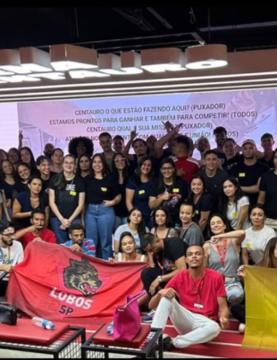 Foto de um treinamento de equipes da Centauro.