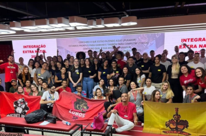 Foto de um treinamento de equipes da Centauro.