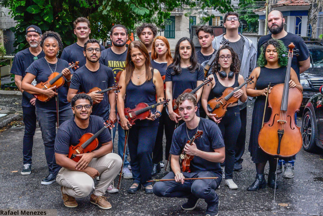 Foto com músicos da Academia de Música Ferreira.