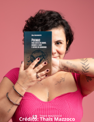 Foto de Mila Nascimento com seu novo livro nas mãos