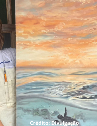Foto da artista plástica Natália Kruger e um dos quadros de sua nova coleção.