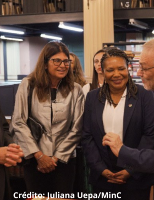 Foto do presidente da Itália e a ministra da cultura Margareth Menezes em visita à Biblioteca Nacional no RJ.