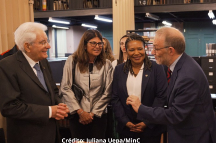 Foto do presidente da Itália e a ministra da cultura Margareth Menezes em visita à Biblioteca Nacional no RJ.