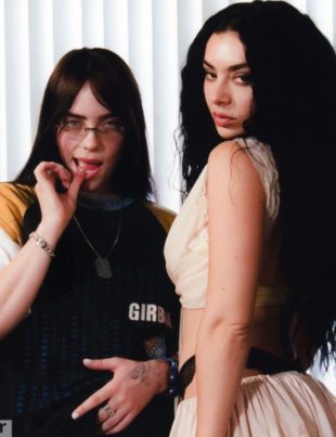 Foto das cantoras Charli XCX e Billie Eilish.