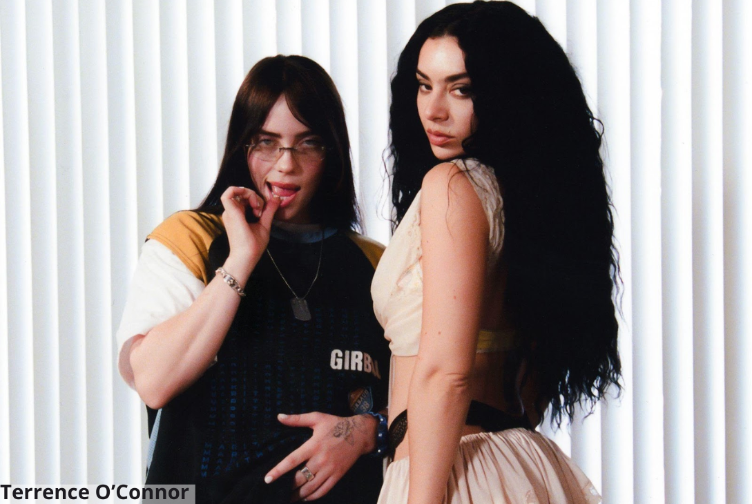 Foto das cantoras Charli XCX e Billie Eilish.