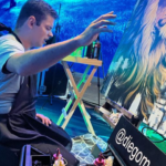 Foto do Diego Mendonça realizando uma live painting no Festival Ore Comigo 2024.