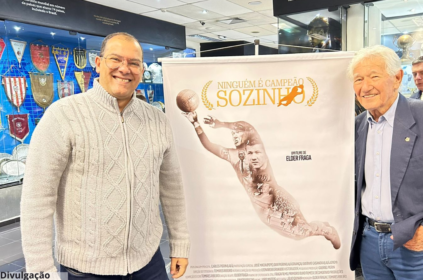 Foto do cineasta Elder Fraga e do jogador Carlos Poerin "Lalá" em evento de exibição do filme Ninguém é Campeão Sozinho.