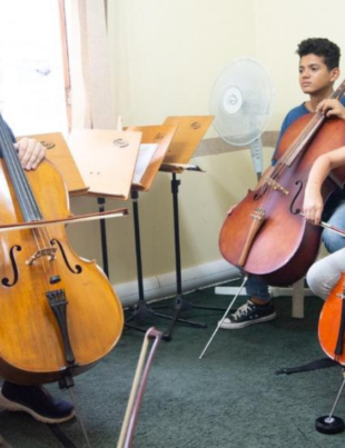 Foto de alunos do Polo Regional de Jundiaí do Projeto Guri tendo aula de violencelo.