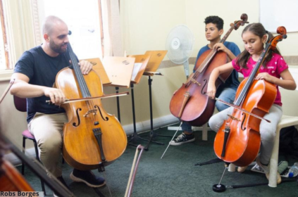 Foto de alunos do Polo Regional de Jundiaí do Projeto Guri tendo aula de violencelo.