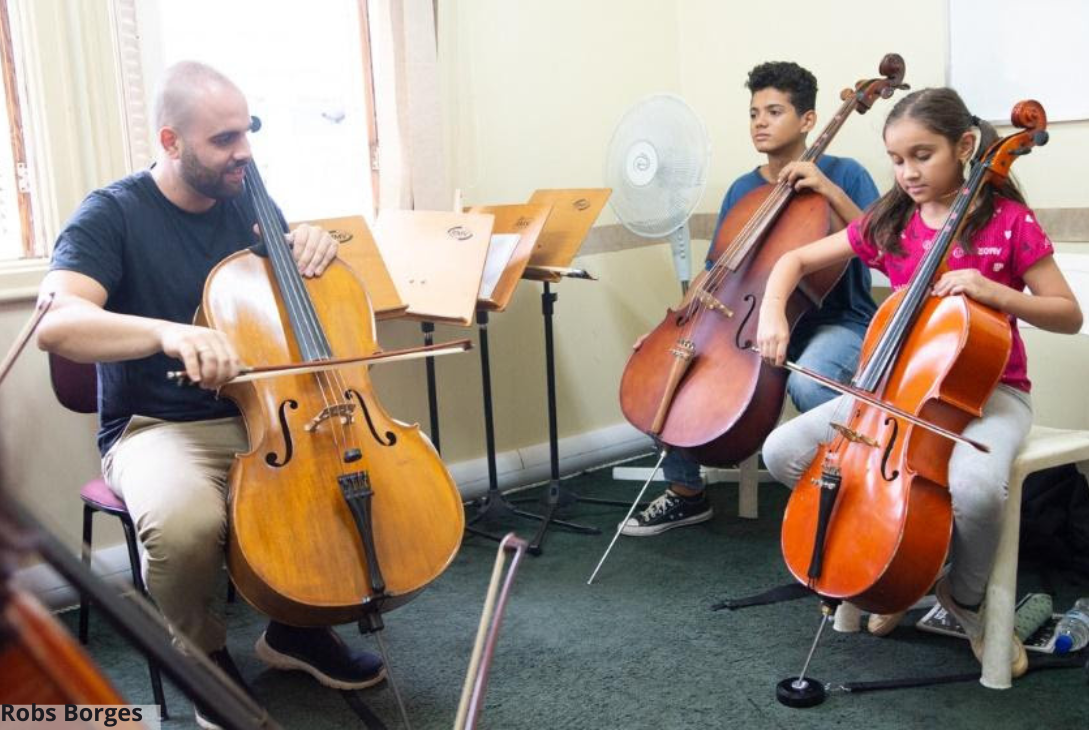 Foto de alunos do Polo Regional de Jundiaí do Projeto Guri tendo aula de violencelo.