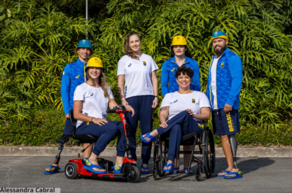 Foto editorial de atletas do Comitê Paralímpico Brasil utilizando nova sandália da Havaianas.