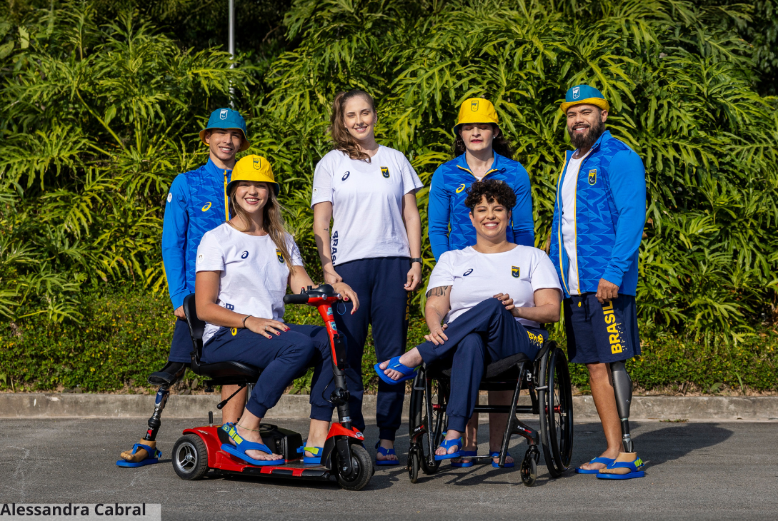 Foto editorial de atletas do Comitê Paralímpico Brasil utilizando nova sandália da Havaianas.