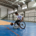 Foto de Jhon Henrique, treinador e atleta projeto de Basquete em Cadeira de Rodas do Coletivo Inclusão.