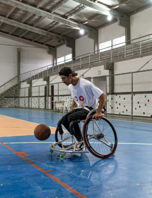 Foto de Jhon Henrique, treinador e atleta projeto de Basquete em Cadeira de Rodas do Coletivo Inclusão.