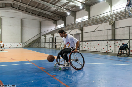 Foto de Jhon Henrique, treinador e atleta projeto de Basquete em Cadeira de Rodas do Coletivo Inclusão.