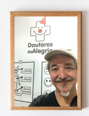 Imagem-montagem com foto do fundador da Doutores da Alegria e entrevistado do dia.