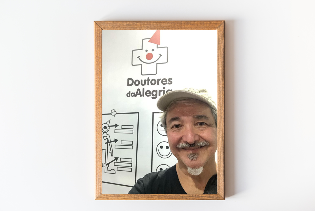 Imagem-montagem com foto do fundador da Doutores da Alegria e entrevistado do dia.