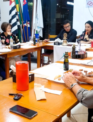 Foto de uma reunião ordinária do Rotary Club de Vera-Cruz.