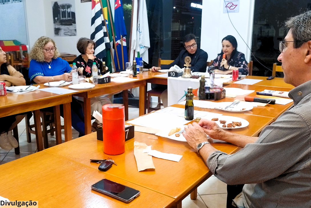 Foto de uma reunião ordinária do Rotary Club de Vera-Cruz.