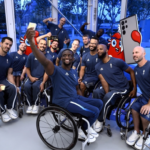 Jogadores de basquete em cadeira de rodas do Time França compartilham uma selfie em grupo após retirarem o novo Samsung Galaxy Z Flip6 Edição Olímpica no espaço pop-up Samsung Experience na Vila Olímpica e Paralímpica.