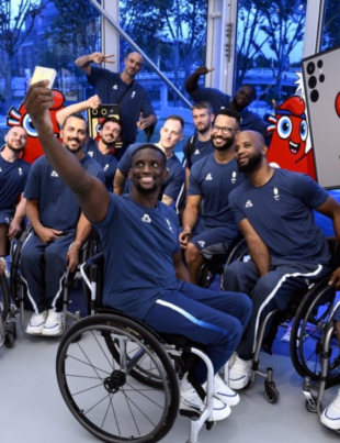 Jogadores de basquete em cadeira de rodas do Time França compartilham uma selfie em grupo após retirarem o novo Samsung Galaxy Z Flip6 Edição Olímpica no espaço pop-up Samsung Experience na Vila Olímpica e Paralímpica.