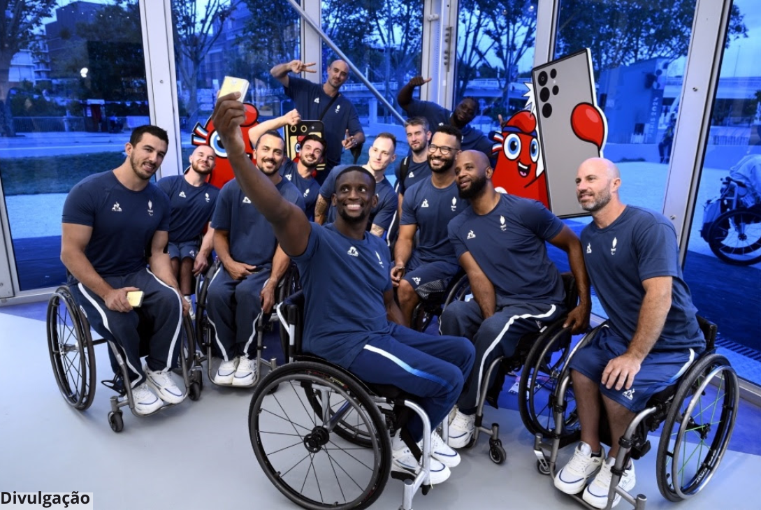 Jogadores de basquete em cadeira de rodas do Time França compartilham uma selfie em grupo após retirarem o novo Samsung Galaxy Z Flip6 Edição Olímpica no espaço pop-up Samsung Experience na Vila Olímpica e Paralímpica.