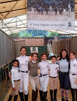 Foto dos atletas sorocabanos que participaram do Campeonato Brasileiro de Escolas de Hipismo 2024.