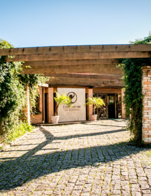 Fachada do Spa Estância do Lago localizado em Almirante Tamandaré.