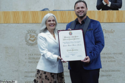 Foto do momento de entrega do Título de Cidadão Paulistano a Richard Manoel.