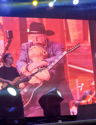 Foto doshow de Sérgio Reis durante o Festival da Mandioca em Ouroeste.