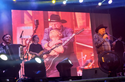 Foto doshow de Sérgio Reis durante o Festival da Mandioca em Ouroeste.