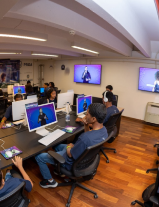 Foto de uma aula do curso Criar Jogos Labs do Instituto Burburinho Cultural.