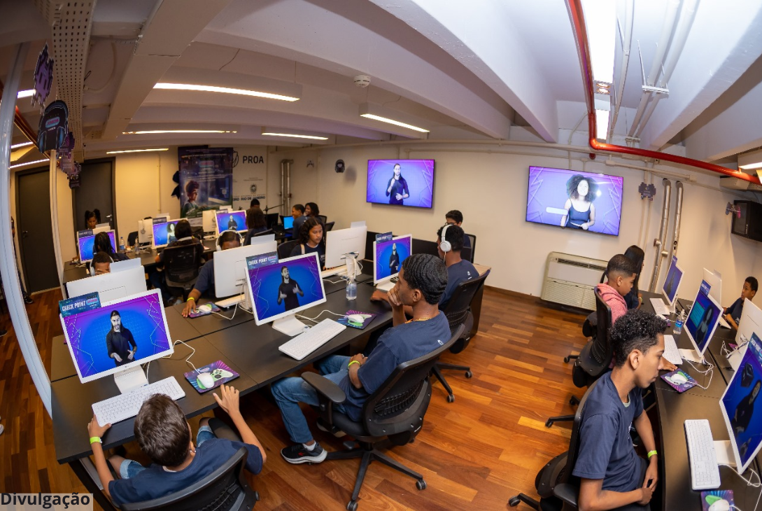 Foto de uma aula do curso Criar Jogos Labs do Instituto Burburinho Cultural.