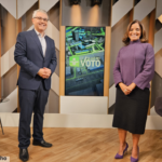 Foto de Rodrigo Piscitelli e Vera Magalhães apresentando o programa De Olho no Voto da Tv Cultura.