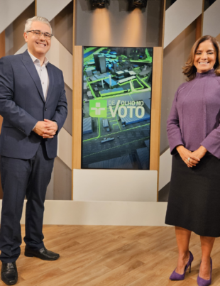 Foto de Rodrigo Piscitelli e Vera Magalhães apresentando o programa De Olho no Voto da Tv Cultura.