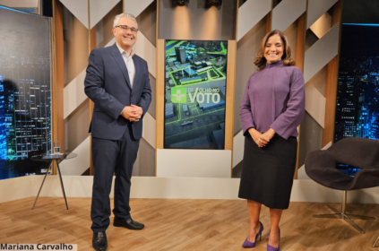 Foto de Rodrigo Piscitelli e Vera Magalhães apresentando o programa De Olho no Voto da Tv Cultura.