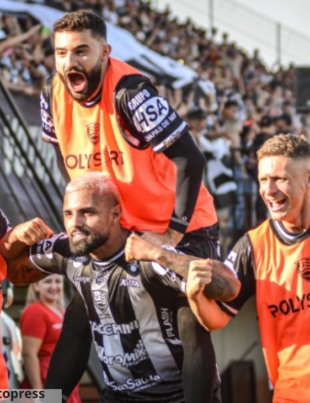 Foto da comemoração do gol do Votuporanguense.