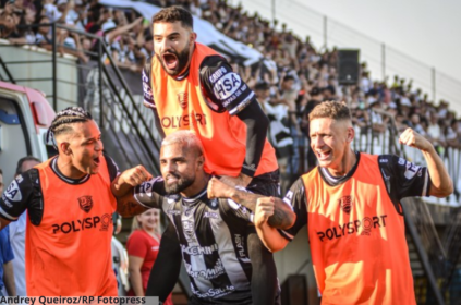 Foto da comemoração do gol do Votuporanguense.