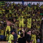 Jogadores do Mirassol comemorando acesso à elite do futebol brasileiro com a torcida no Maião.