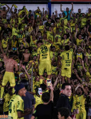 Jogadores do Mirassol comemorando acesso à elite do futebol brasileiro com a torcida no Maião.