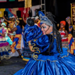 Foto de apresentação do Maracatu Ilê Aláfia, atração do domingo no Museu.