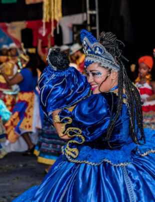 Foto de apresentação do Maracatu Ilê Aláfia, atração do domingo no Museu.