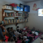 Foto de alunos da EMEI Olga assistindo um curta animado.