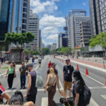 Pessoas em passeio gratuito na Av. Paulista.