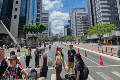 Pessoas em passeio gratuito na Av. Paulista.