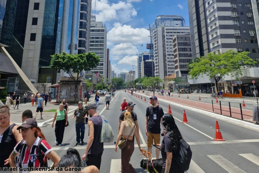 Pessoas em passeio gratuito na Av. Paulista.